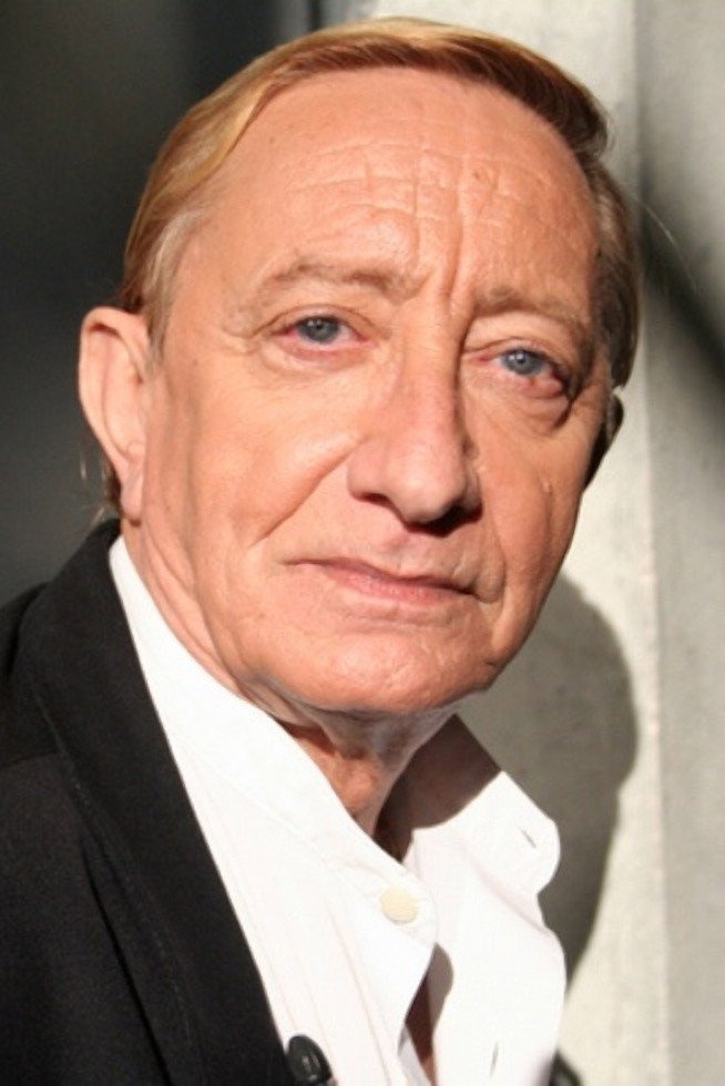 Carlos Miguel as Costa in Reformado e Mal Pago