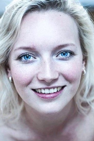 Zinnini Elkington as Jordemoder in Skifting