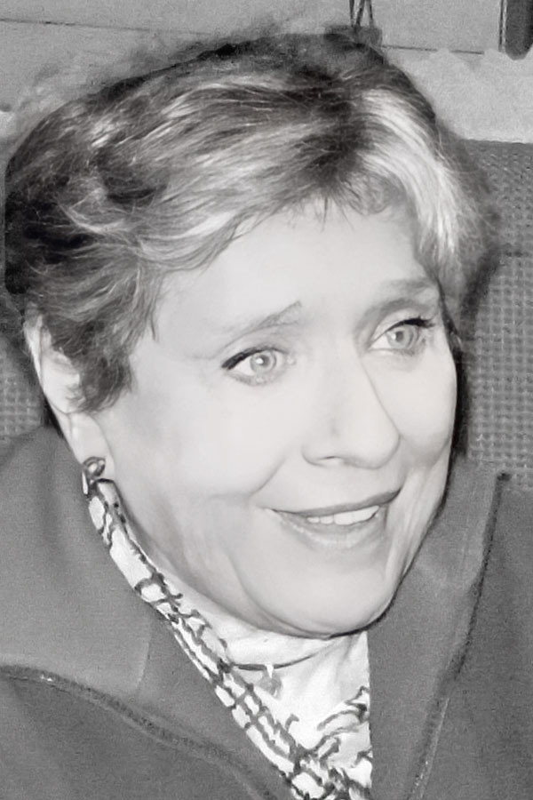 Adela Gleijer as Juana in Cerro Bayo