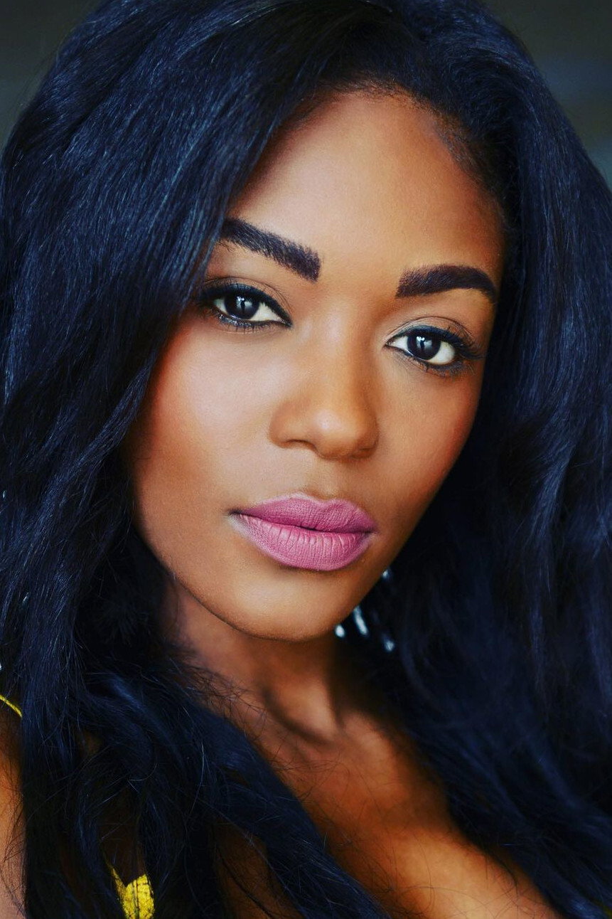 Ciarra Carter as Carrie Jones in Keeping Up with the Joneses