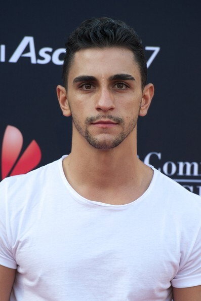 César Mateo as Dylan in AYÚDAME