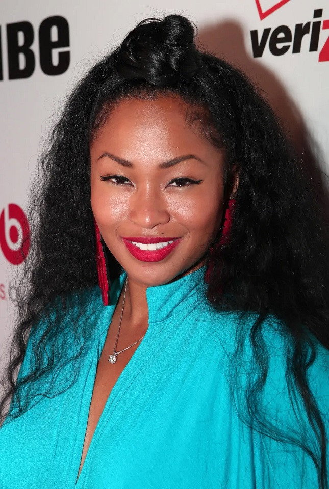 Tae Heckard as Rochelle Davis in Back Then