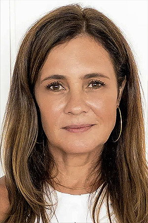Adriana Esteves as Laura Bottini Maranhão (Laureta) / Cláudia in Second Chance