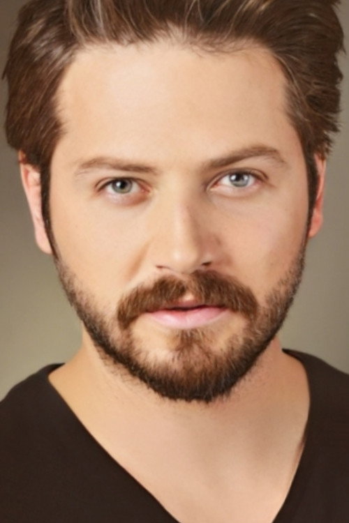 Ali Oğuz Şenol as Akın in Merkez