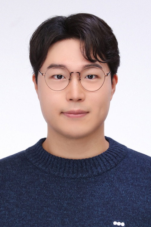 황동현 as Na Moo-jin (voice) in Dragon Girl
