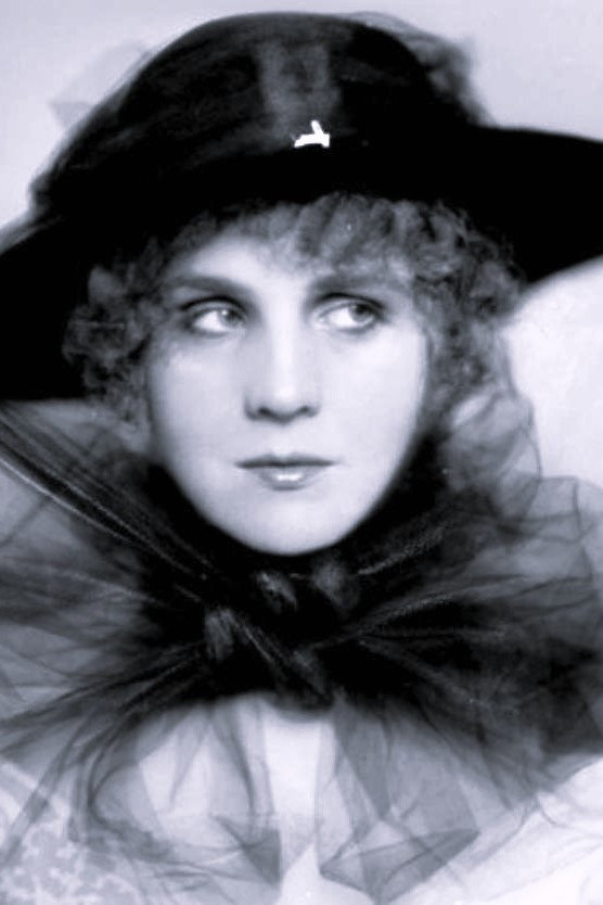 Magda Sonja as Lydia Ssanina, Wladimir's sister in Ssanin
