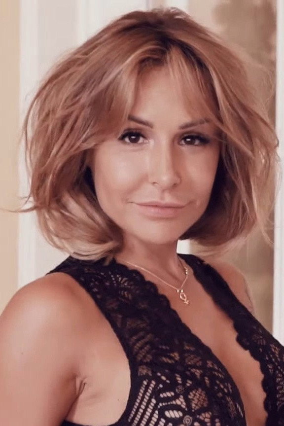 Blanka Lipińska as Self - Host in (Nie)poradnik turystyczny