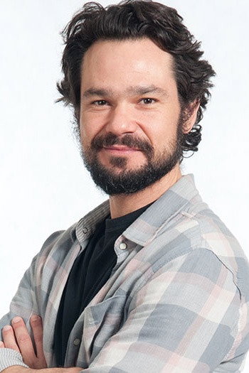 Gabriel Gracindo as Daniel in The Rich and Lazarus