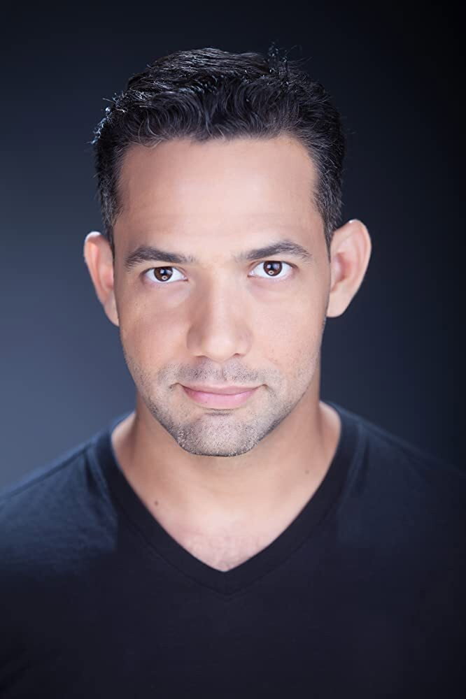 Sergio Carlo as Johnny in Viajeros
