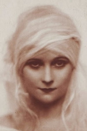 Maria Minzenti as Lilo in Um ein bisschen Glück