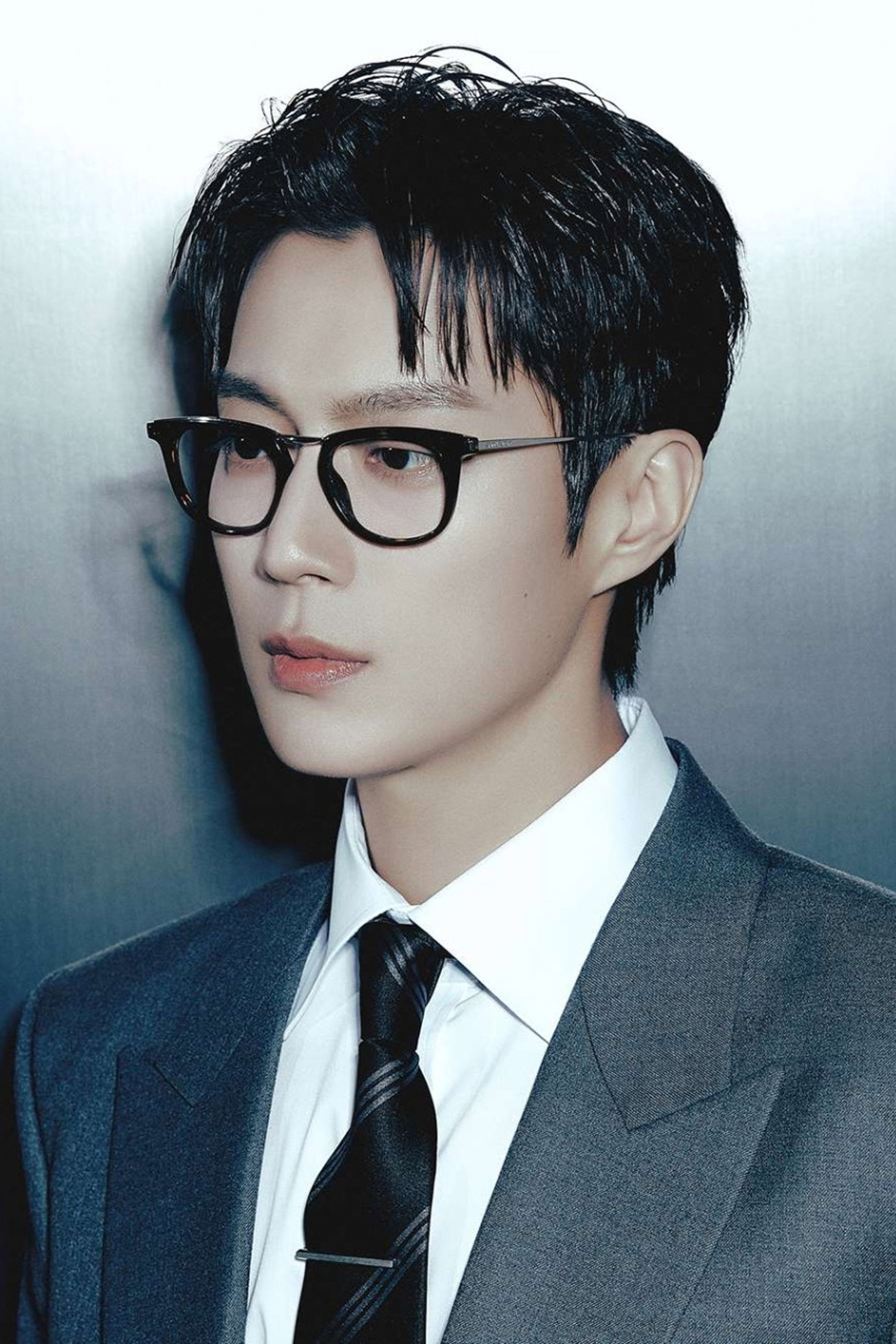 윤두준 as Self in The Racket Boys