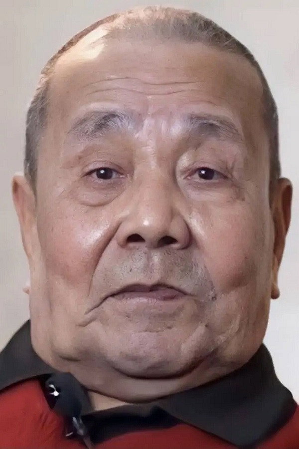 Rui Kong as 刘老成 in Locust Tree Village