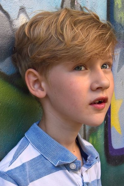 Finnlay Berger as Sascha als Kind in Beutolomäus und die vierte Elfe