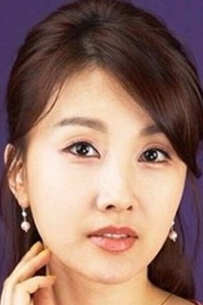 이현경 as Yoon Sun-ok in Spring Bears Love