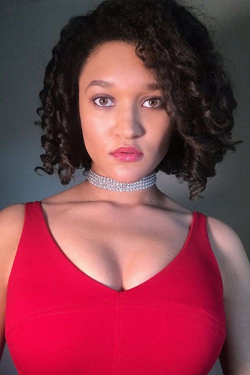 Etalvia Cashin as Sharon in The Chat Page