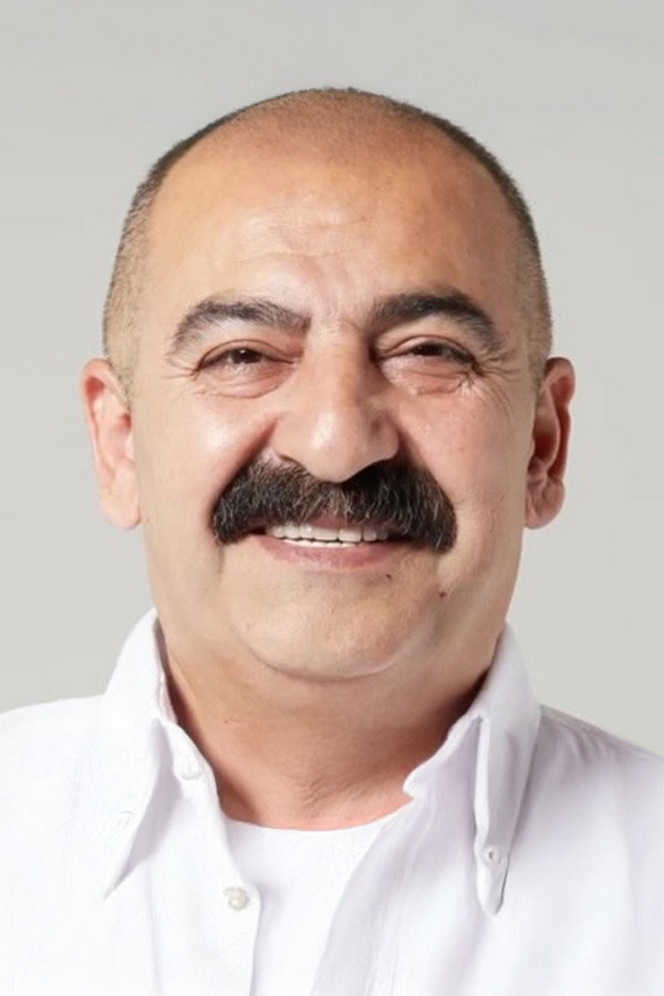 Ömer Kurt as Baş Garson in Kasada Parti