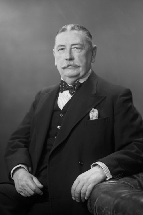 Nico De Jong as Dr. Looman in The Ghost Train