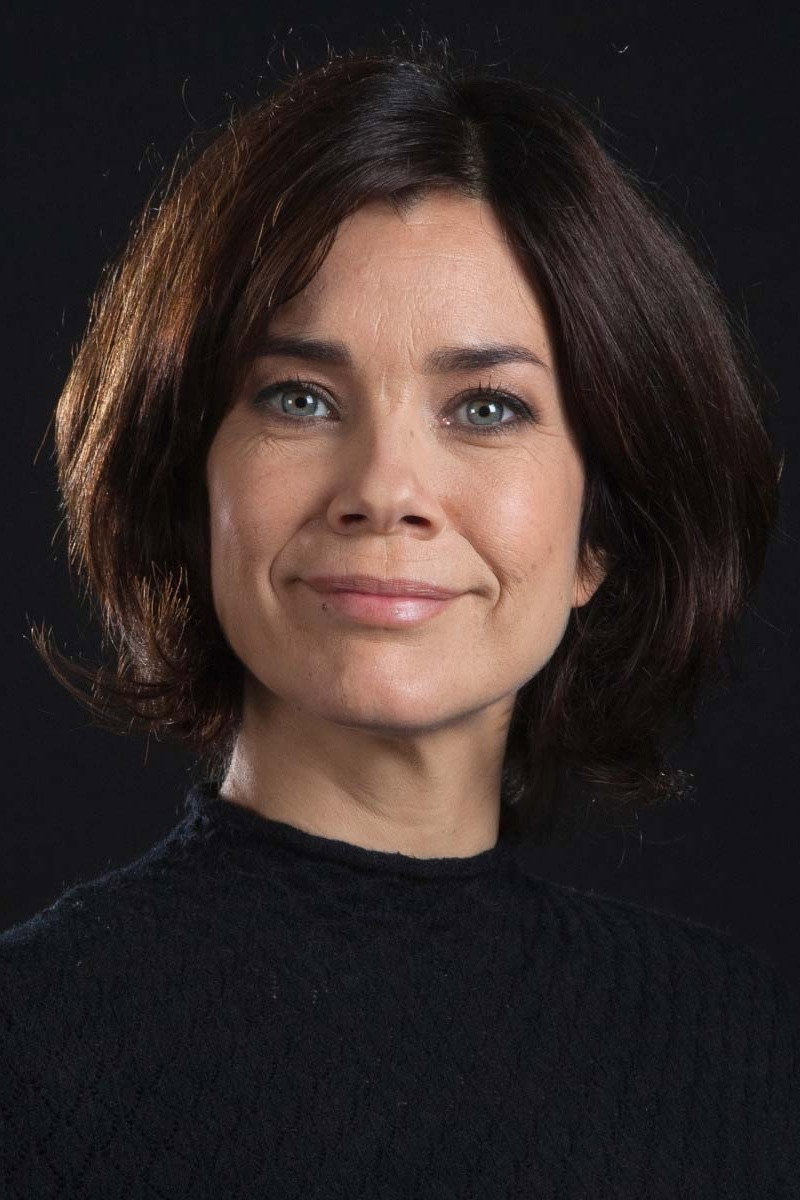 Inês Fouto as Funcionária Segurança Social in Nazaré