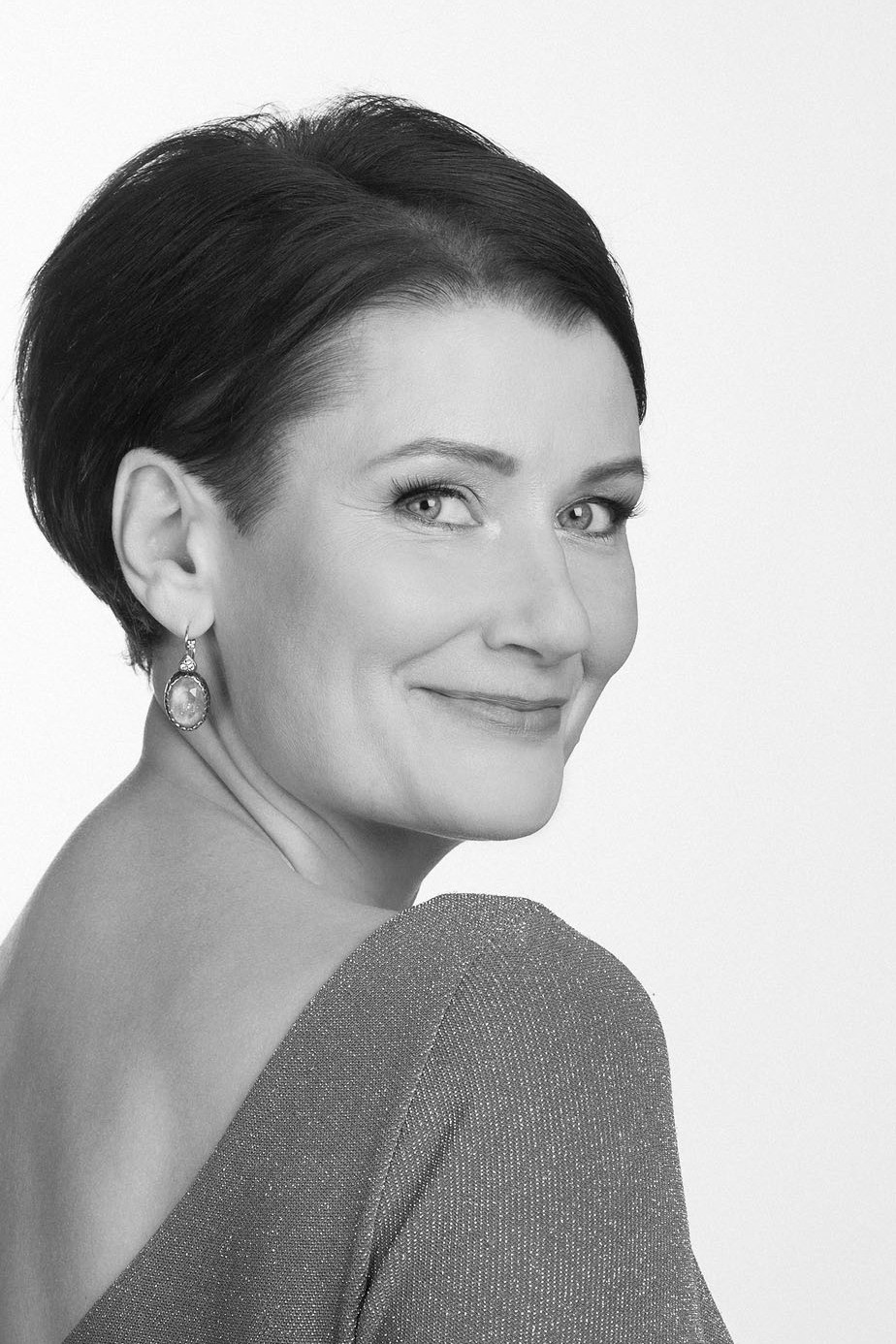 Janne Ševtšenko as Inessa Armand in All My Lenins