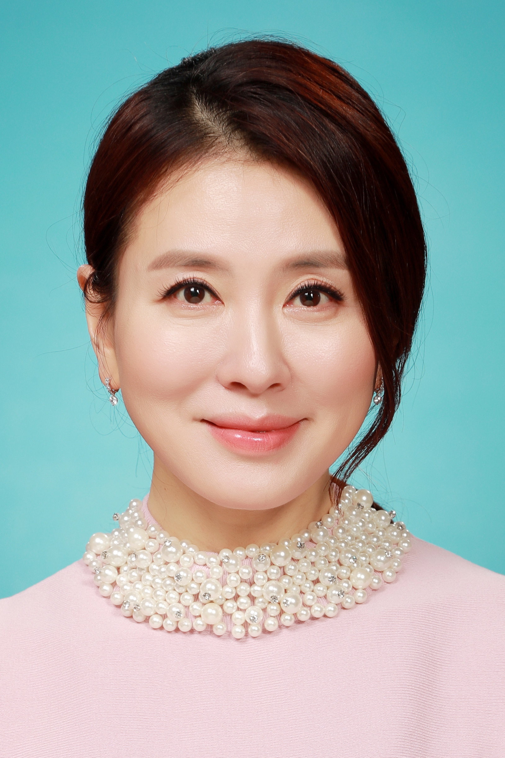이일화 as Eun Haeng's mother in Choco Bank