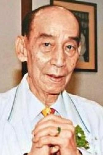 Kwan Tak-Hing as Shek Fei Hung in The Family Strikes Back