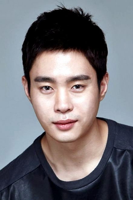 김동영 as Ko Bong-Joo in The Great Show