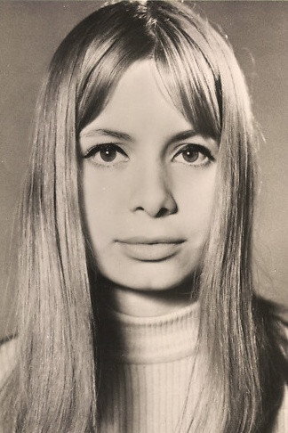 Evelyn Opoczynski as Bettina in Seven Freckles