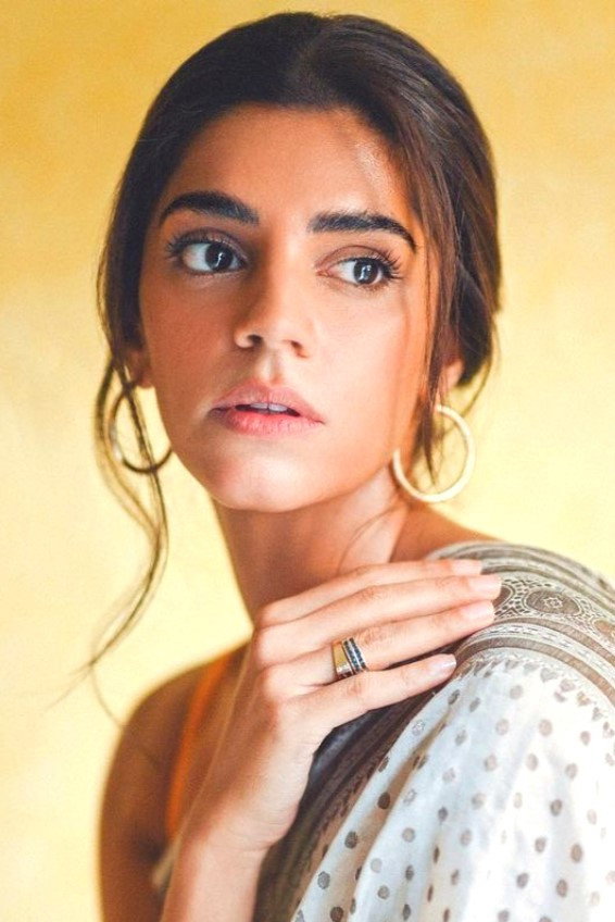 Sanam Saeed as Shazia in Mera Naseeb