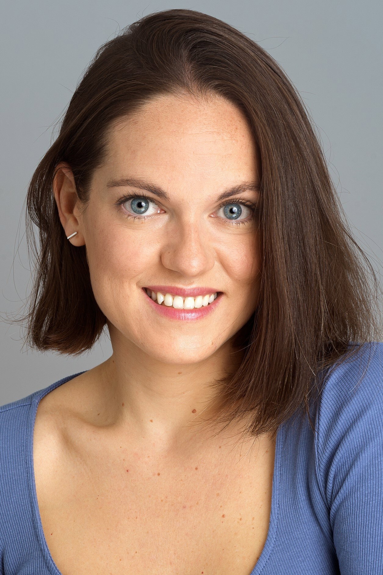 Irene Ruiz as Ángela in Ana by Day