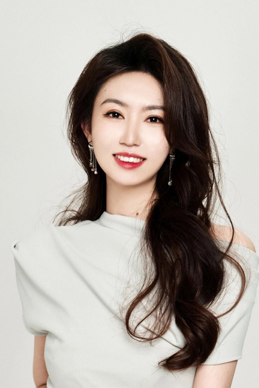 Huilin Zhang as 唐雨 (voice) in Over the Divine Realms