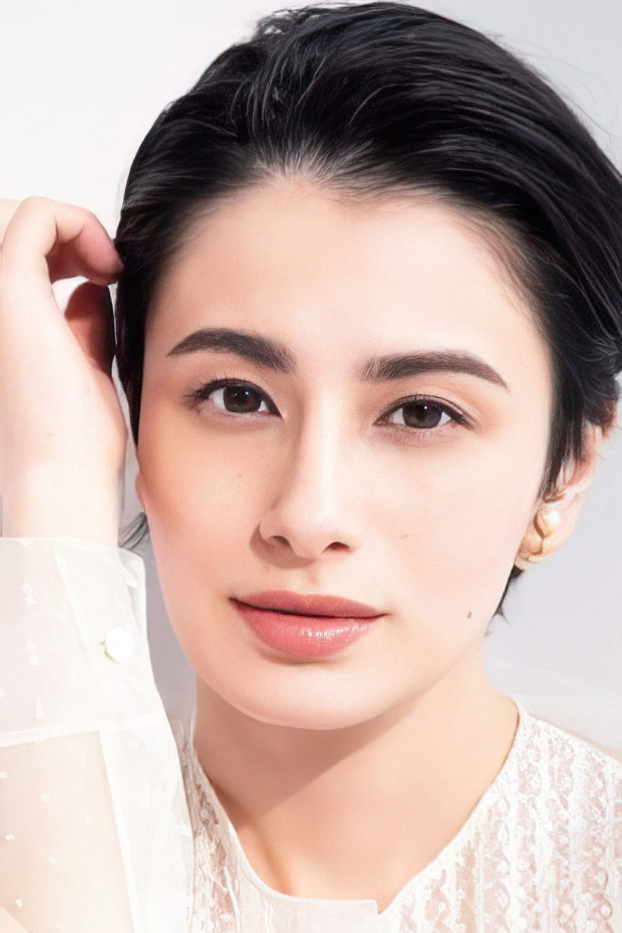 ホラン千秋 as Yatsuka Shiori in Worry Not, She's the Boss