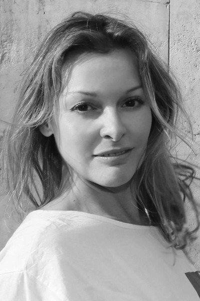 Elizabeth Patiño as Esther in Punto rojo