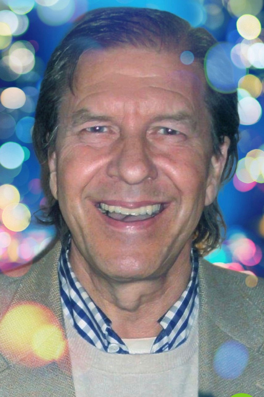 Arne Elsholtz as Narrator (voice) in Opa sein Berlin