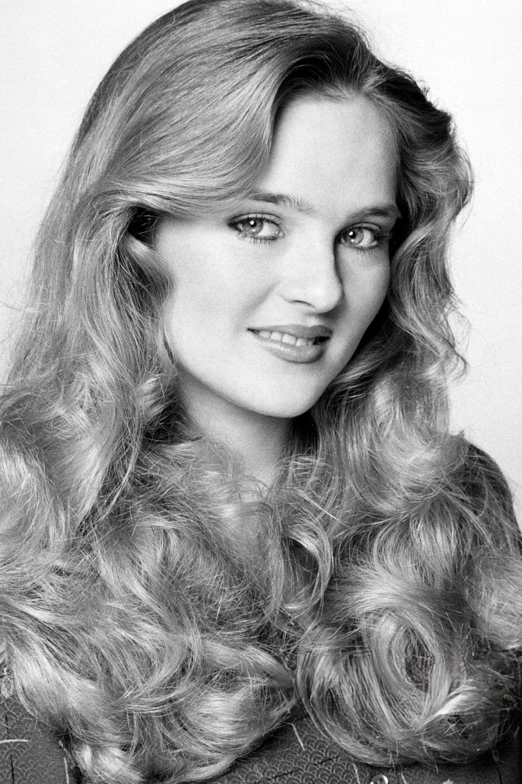 Robin Mattson as Nancy in In 'N Out