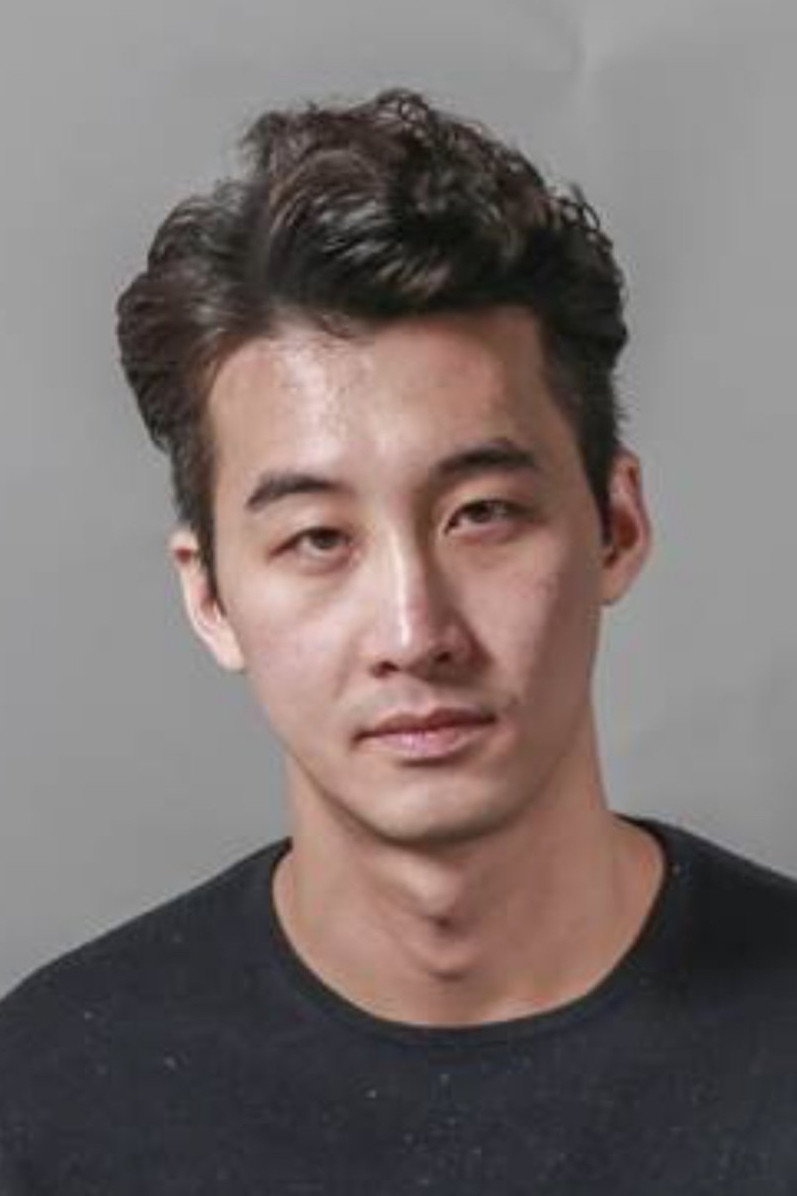 신동원 as Song Ik-hyun in The Dream Life of Mr. Kim