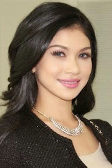 Anzalna Nasir as Dee in Adam dan Hawa