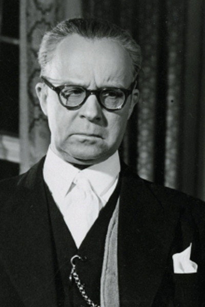 Olav Riégo as Theodor Rosén in Lyckliga Vestköping