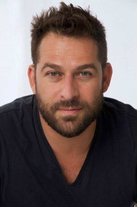 Emmanuel Castis as Chris Spencer in Erfsondes