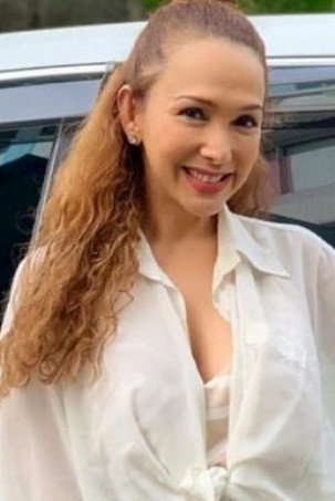 Kiki Fatmala as Miss Resita in Mas Suka Masukin Aja
