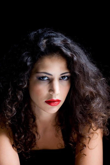 Rime Nahmani as Névine in Tuesday From 8 to 6