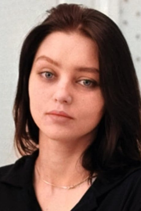 Nastya Golubeva Carax as Félicia in Revoir Paris
