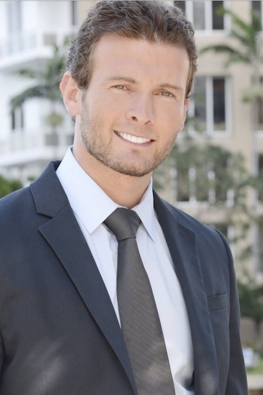 Aleksander Vayshelboym as Kingsley in Black Water