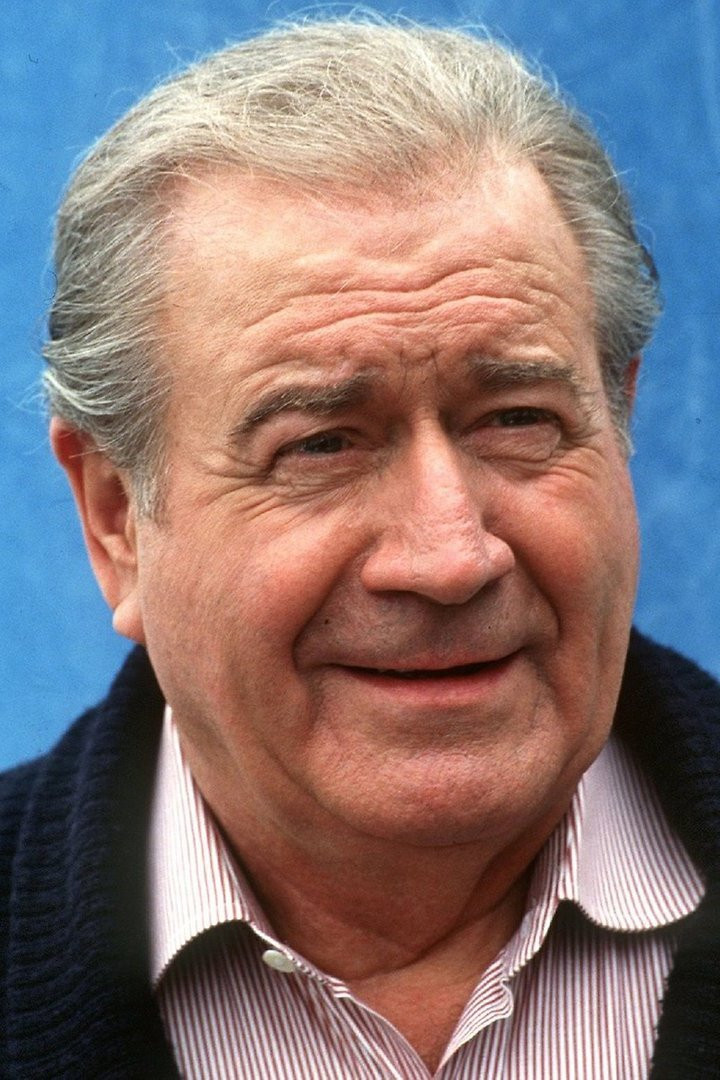 Hans-Joachim Kulenkampff as Direktor in Stars in the Ring