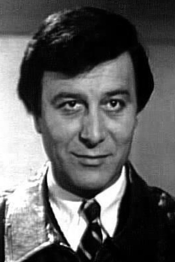 Héctor Fuentes as Croupier de casino de Río de Janeiro in Cleopatra era Cándida