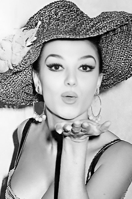 Viky Lussón as Caridad in Celos, amor y Mercado Común