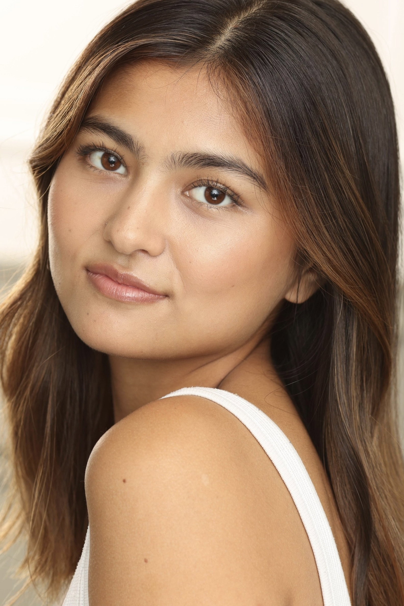 Cady Mariano as Kiana Holly in Oliver Hollywood
