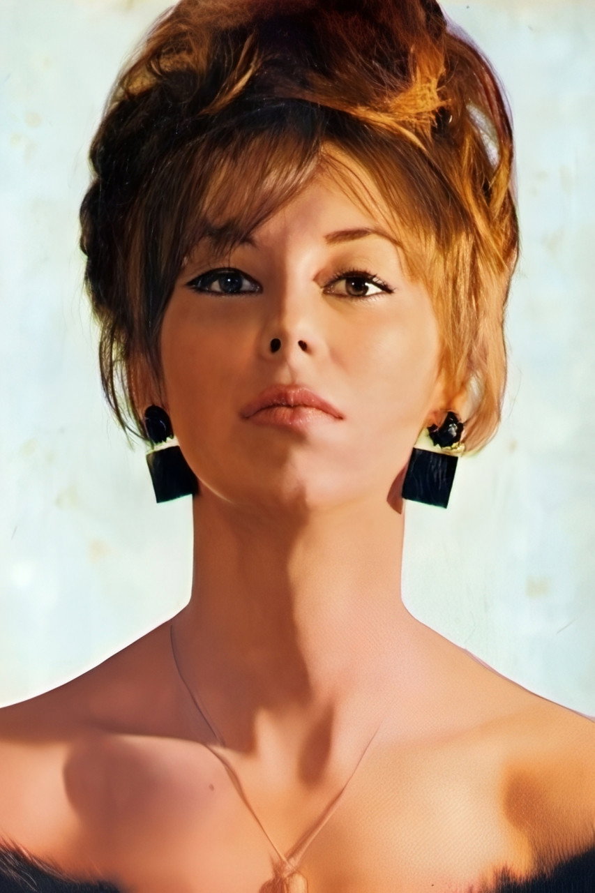 Irina Greco as Diana in Era Preciso Voltar