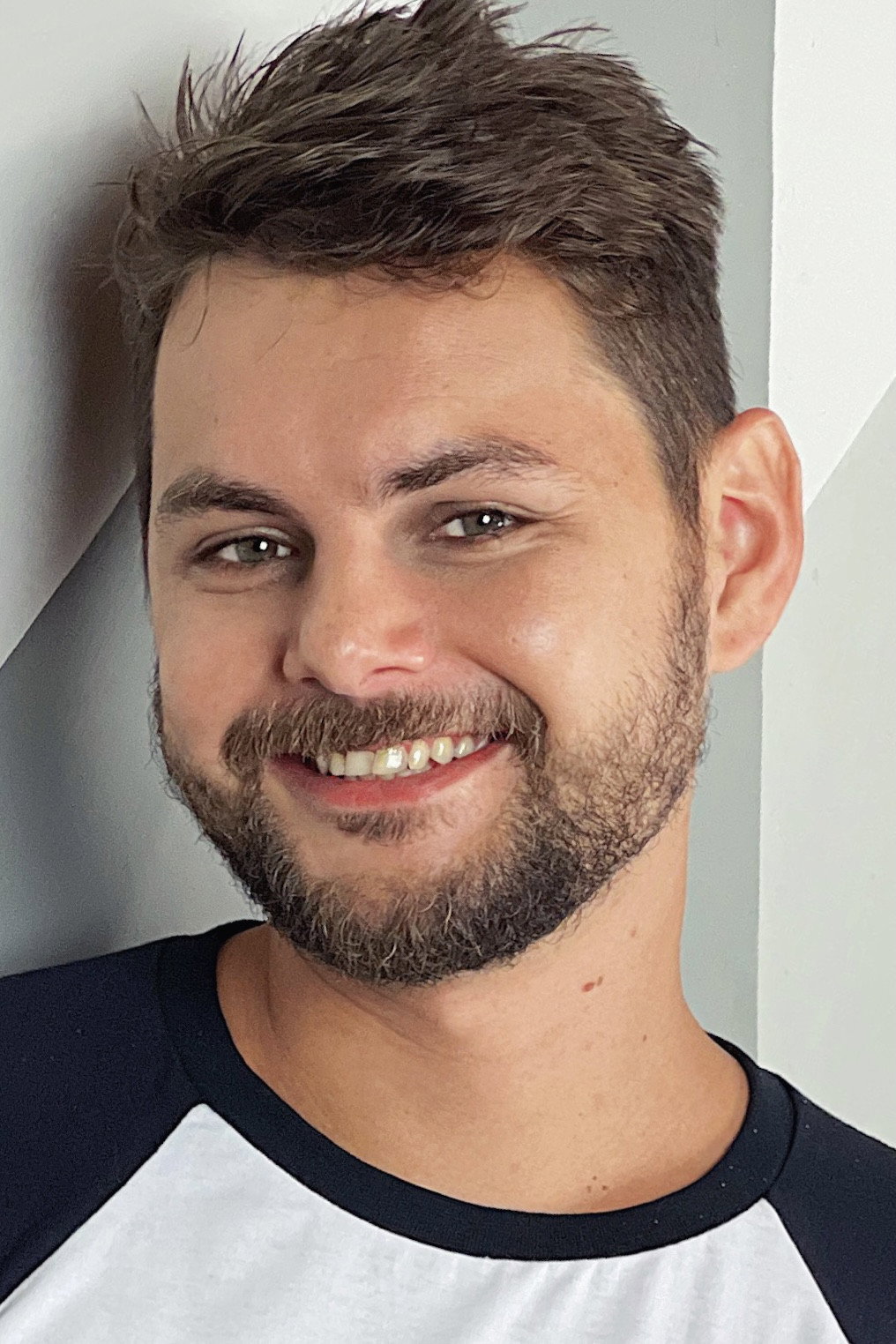 Charles Emmanuel as Mike (voice) in As Aventuras de Mike