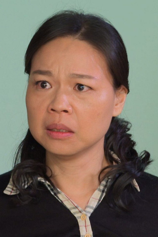 黃舒湄 as Factory Foreperson in Child of Tomorrow
