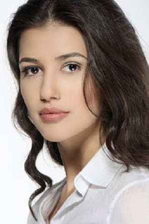 Mădălina Bellariu Ion as Mona in Take Cover